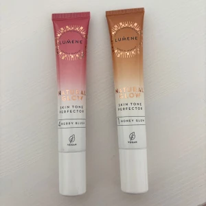 Lumene Natural Glow Skin Tone Perfector - Två tuber Lumene Natural Glow Skin Tone Perfector i nyanserna 4 Berry Blush (rosa) och 1 Honey Glow (gyllene beige). Ger en fräsch, naturlig lyster till huden. Vegansk formula i smidiga plasttuber med skruvkork. Testade på fingret 1 gång. 