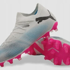 Puma vita och blå fotbollsskor - Snygga fotbollsskor från Puma i vitt med blå detaljer och svart logga. Skorna har snörning och en platt sula med rosa dobbar för grymt grepp på planen. Ovandelen är i syntetmaterial som ger en lätt och smidig känsla. Perfekta för dig som vill sticka ut på matchen. Dessa skor är sprillans nya, dom är använda FÅ gånger och endast haft dom på konstgräset! Dom fraktas NY tvättade och är som nya! Dessa säljs för att jag ska sluta med fotbollen. Priset är 1500kr men köpte dom för 1900.