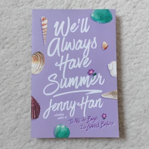 We'll Always Have Summer - En charmig och känslosam bok om kärlek, vänskap och sommarens magi. Perfekt för dig som gillar romantik, drama och att drömma dig bort till soliga dagar vid havet. Sista delen i en populär trilogi "the summer i turned pretty". Aldrig använd, i nytt skick.
