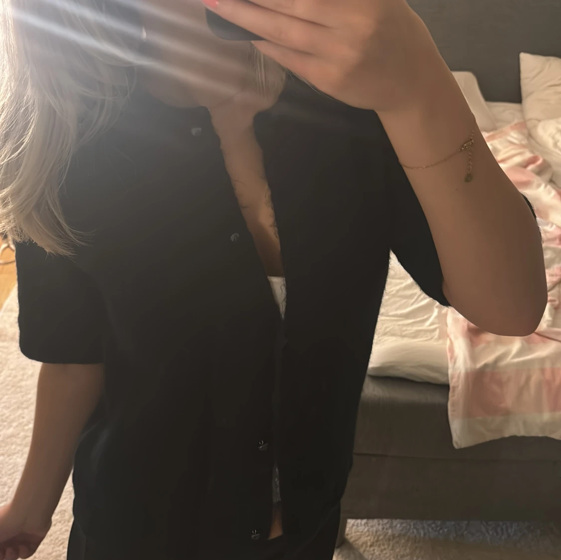 Svart kortärmad skjorta med knappar - 1