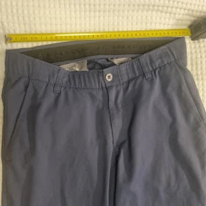 Byxor Under armour  - Byxor Under armour. Se bilder för mått. Några lösa trådar, därav priset. Se bild. Se gärna även mina andra annonser och skapa bundles. 