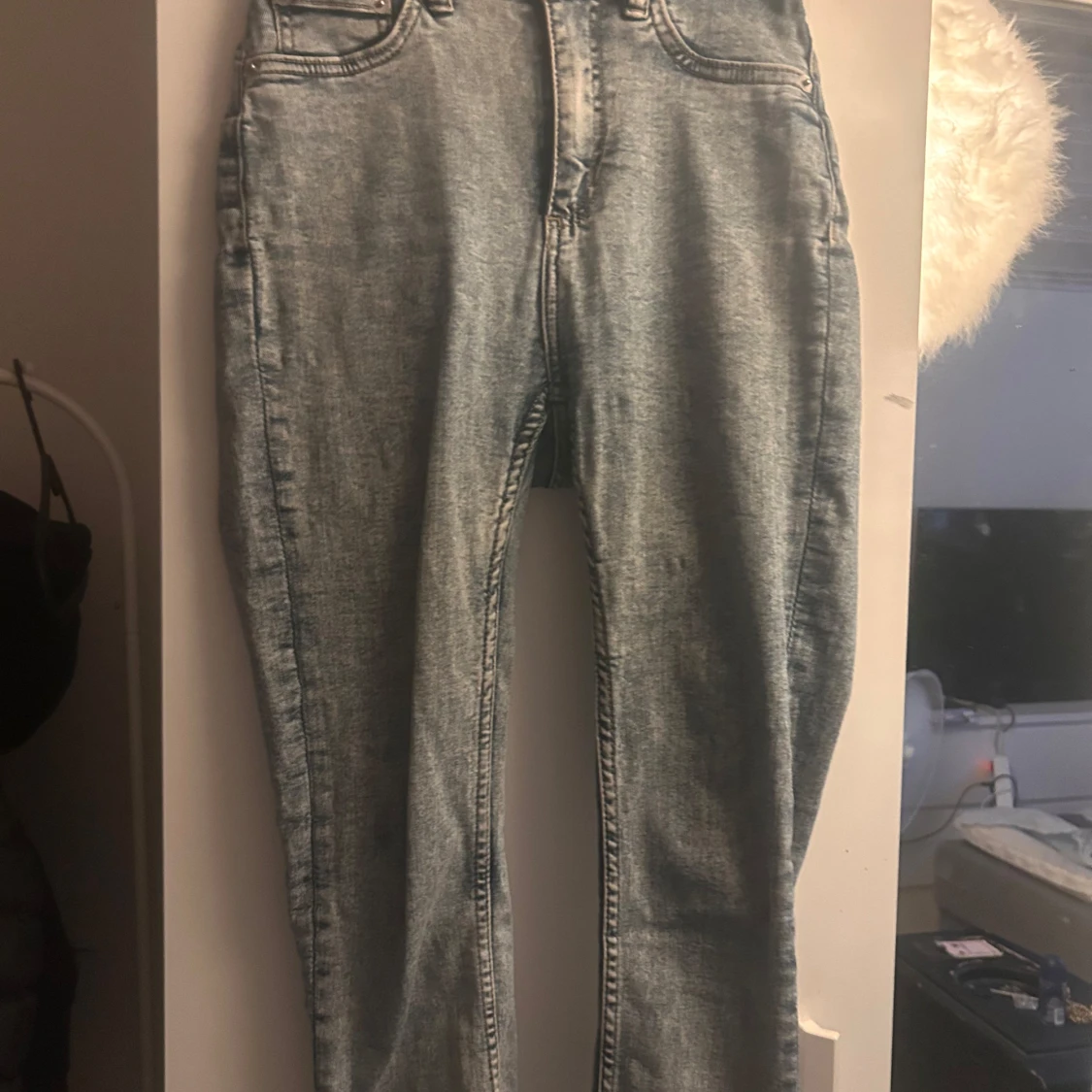 Ljusgrå skinny jeans med råa kanter - 1