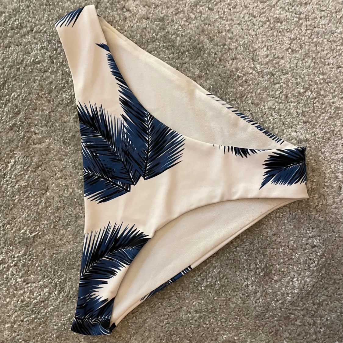 Två bikiniunderdelar Calvin Klein & mönstrad - 3