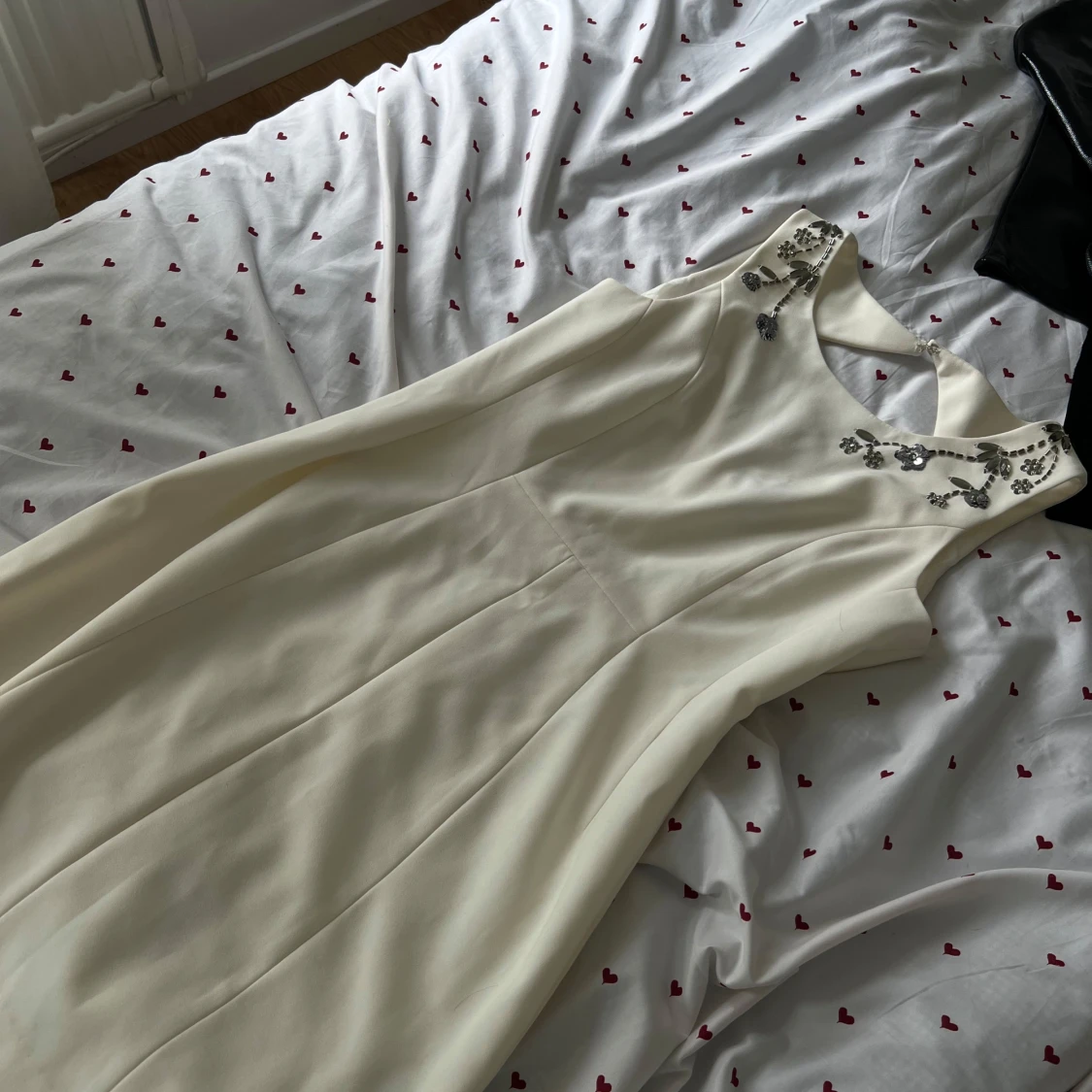 Elegant vit klänning med detaljer - 1