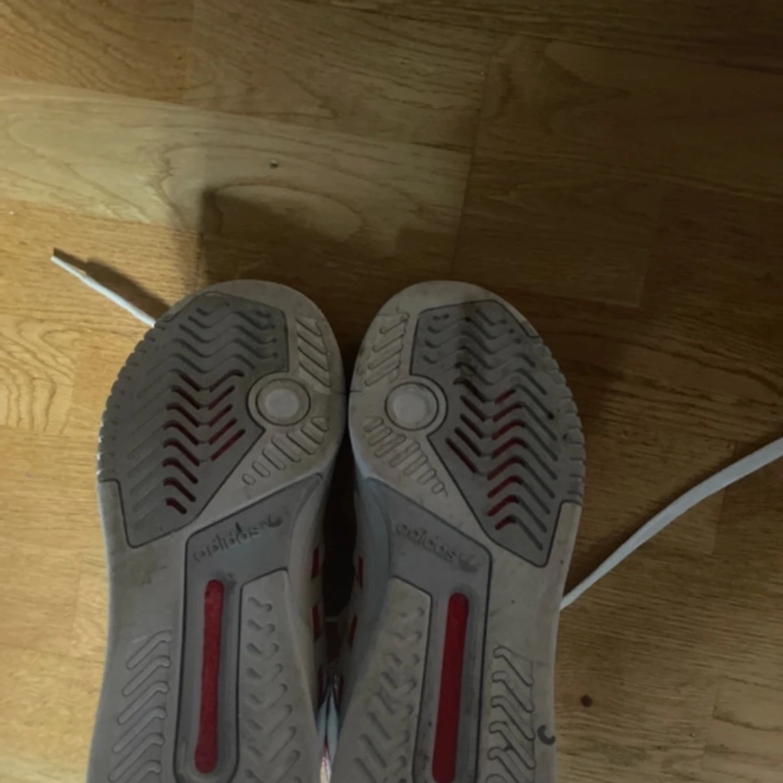 Adidas vita och röda sneakers high - 4