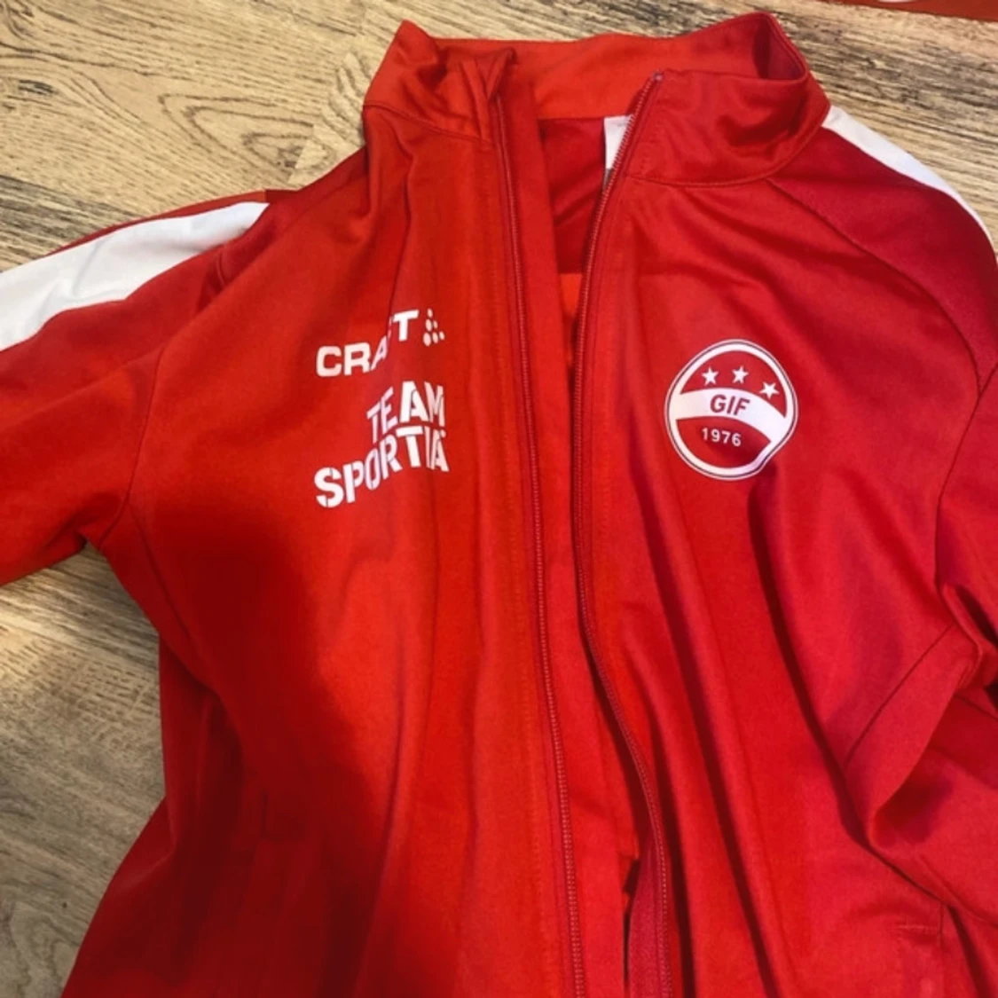 Röd träningsjacka från Craft GIF - 1