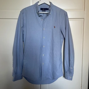 Polo Ralph Lauren Oxfordskjorta  - Oxfordskjorta från Ralph Lauren | Storlek S, funkar till XS  | Skjortan är i okej skick då små defekter finns i form av små fläckar || 