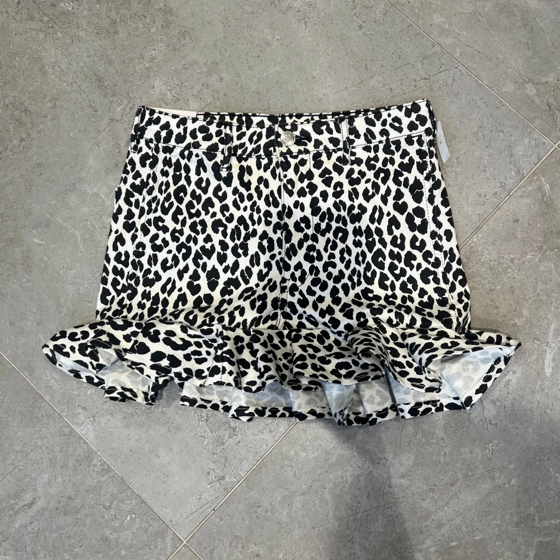 Leopardmönstrad kortkjol med volang