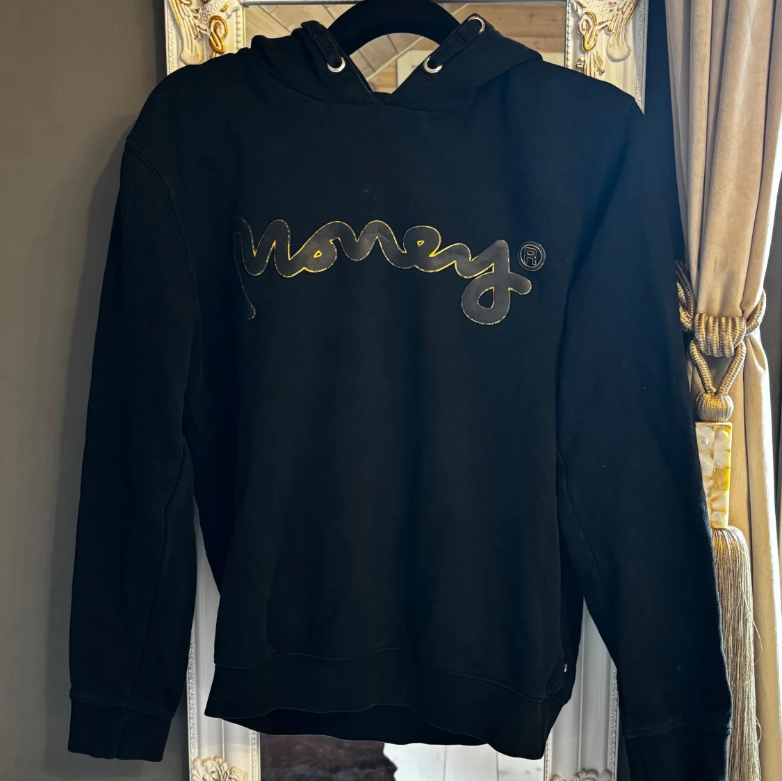 Svart Money hoodie med guldtryck - 1