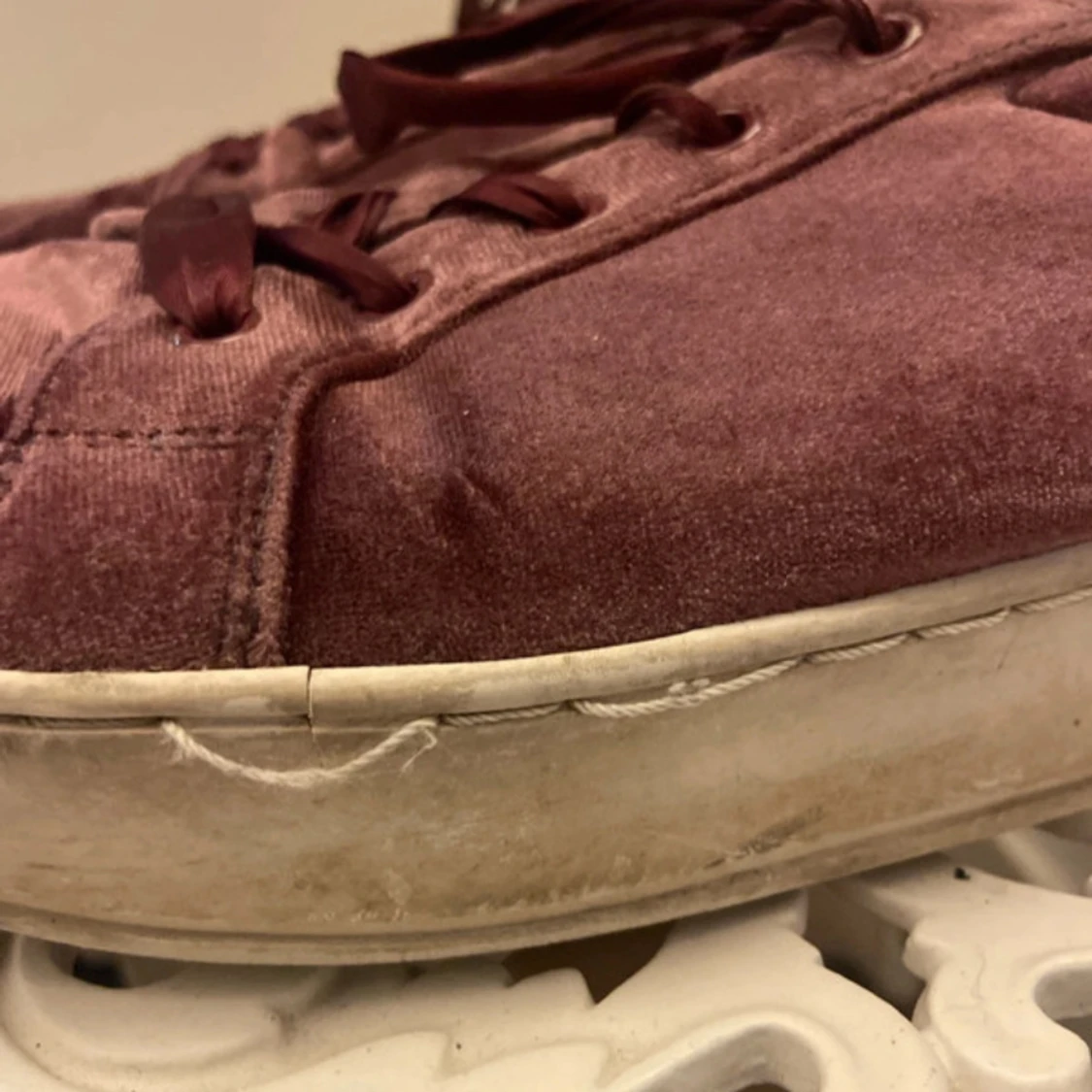 Vinröda sneakers i sammet, strl 37 - 2