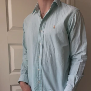 Ralph Lauren skjorta - Skick 7/10 ||  bra skick || Modellen är 180, 72 kg || Kom med frågor! Storlek ” m ”  lite tjockare i materialet vilket ger en mer lyx vibe. Rekommenderar för m. Har vissa färg fläckar, kom med frågor