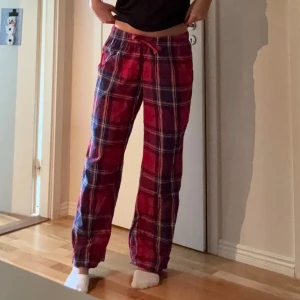 Rutiga pyjamasbyxor  - Säljer ett par sköna rutiga pyjamasbyxor från H&M.  De har elastisk midja med snörning och en rak avslappnad passform. 