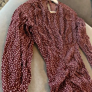 Klänning! -  Festklänning från Zara!  Superbra skick!  Storlek XS  Klädd knapp bak  Dragkedja bak  