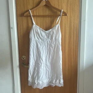 Vit Odd Molly sommarklänning i bomull - Supersöt vit kortklänning från Odd Molly, köptes för 270 på sellpy för ett tag sen men aldrig använd så jag säljer med samma pris💗💗. Tillverkad i mjuk bomull, perfekt för varma dagar. Liten broderad detalj framtill ger extra charm. Den är lite genomskinlig bara så att ni vet💞