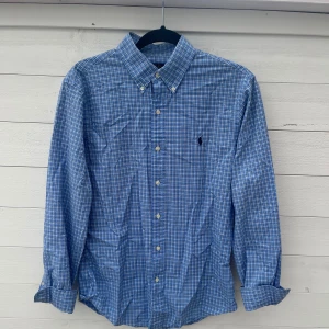 Ralph lauren skjorta blårutig - Säljer min Ralph Lauren skjorta i storlek M, Sjukt snygg och lätt att matcha. Säljer skjortan för 399kr! Pris kan diskuteras!
