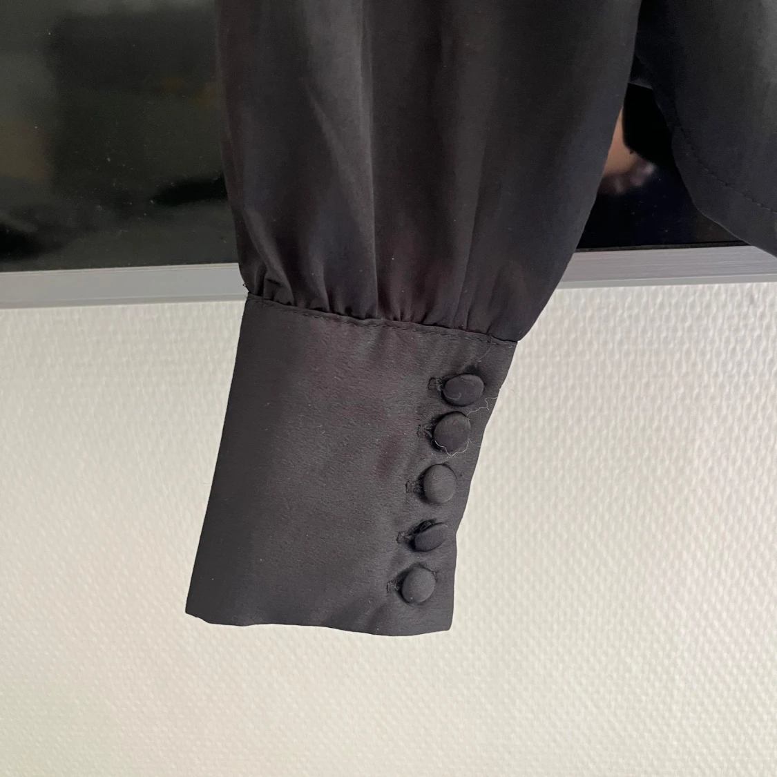 Svart skjorta i satin från Bik Bok XS - 3