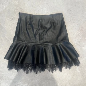 Svart skinnkjol med volang och spets - Jättefin kjol, går att använda som topp också