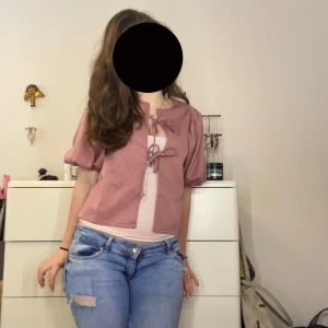 Rosa oanvänd puffärmad tröja med knytdetaljer - Supersöt rosa puffärmad tröja med knytdetaljer på framsidan ifrån Gina Tricot. Helt oanvänd, då man ser det på prislappen som fortfarande är kvar 💕säljer på grund utav att jag inte använt den och känner att någon annan skulle kunna använda den mer. ❤️
