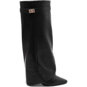 Svarta stövlar med spetsig tå - Stilrena svarta boots i skinn med spetsig tå och hög klack. Snygg detalj med guldfärgat spänne upptill. Perfekta för dig som vill ha en edgy och trendig look till höst och vinter. Tar emot frågor och kan skicka bilder om man vill💞
