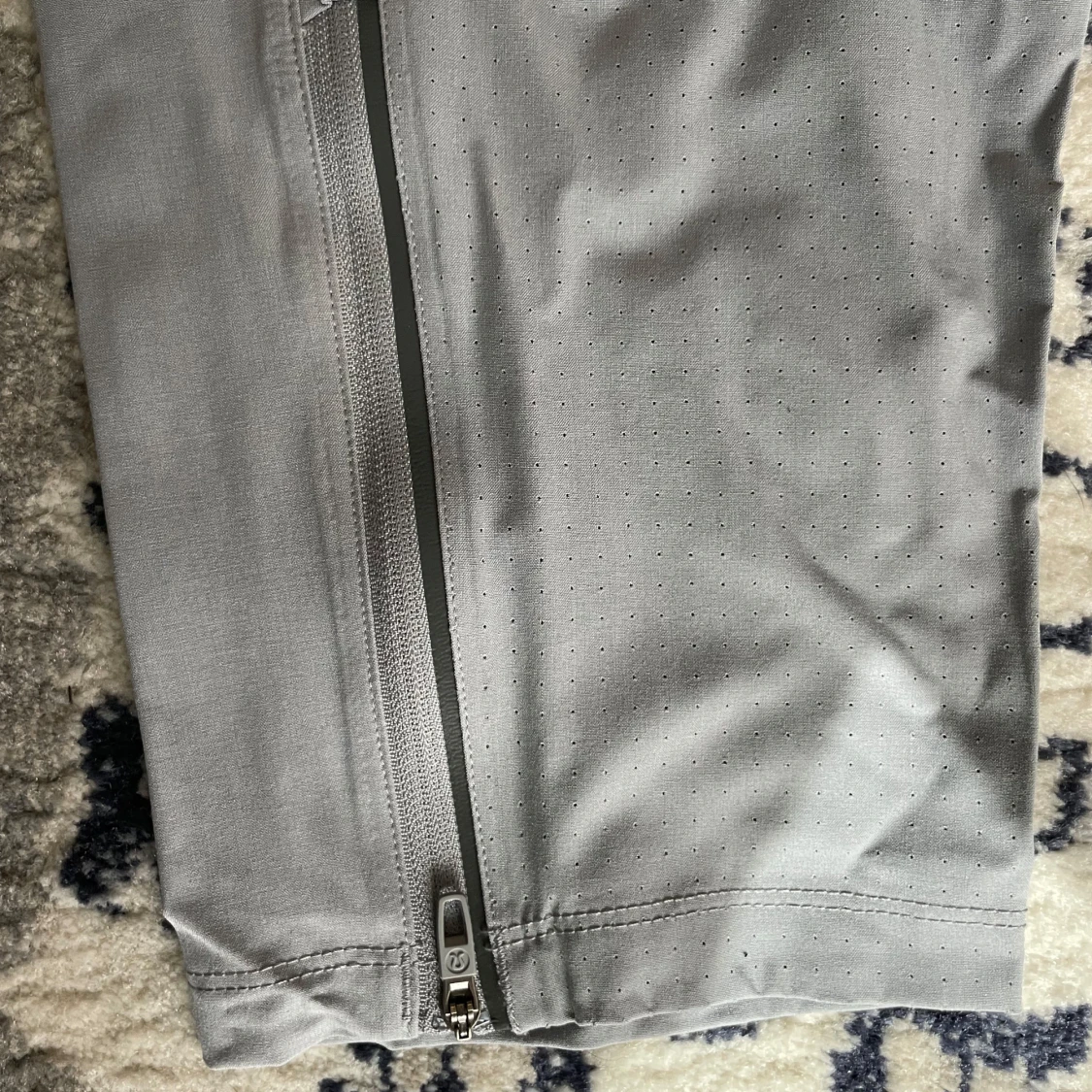 Grå träningsbyxor från Lululemon - 3