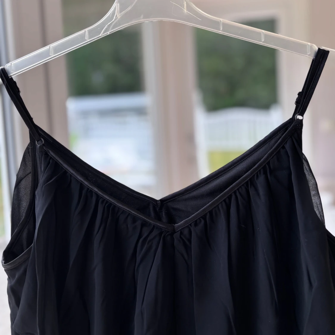 Svart omlottklänning med volang - 3