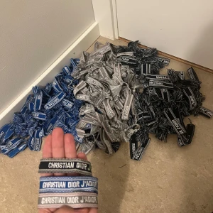Christian Dior J'Adior armbandar - Säg villka  du ska ha och lägg ett bud sen så lägger jag en separat annons där du kan köpa!