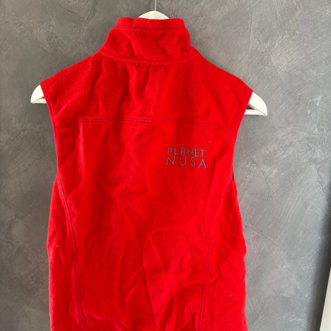 Röd fleeceväst från Planet Nusa - 2