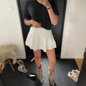 Broderad kjol - Såå söt vit broderad kjol!!🌸💕💕