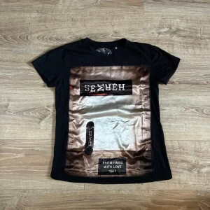 Bastille T-shirt  - En snygg T-shirt från bastille som vanligtvis kostar omkring 1000kr men nu säljs för 349kr. Tröjan är i toppen skick utan anmärkningar dock mindre i storlek. Hör av er vid ytterligare frågor annars fritt fram att använda ”köp nu”.