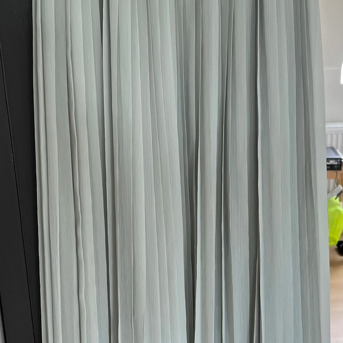 Ljusgrå plisserad långkjol