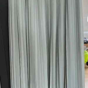 Ljusgrå plisserad långkjol - Superfin  långkjol i ljus mint  med plisserade veck som ger ett flowy och elegant intryck.  Ny med prislapp. Ngn tråd har dragit sig men inget man tänker på