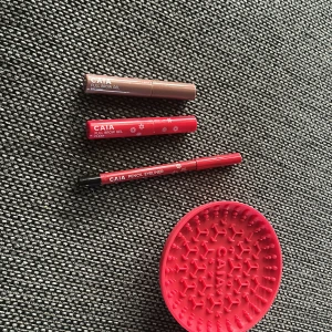 Caia smink - Eye brow gel (genomskinlig o brun) eyeliner pencil och borste tvättare. 450 för allt annars 150kr styck
