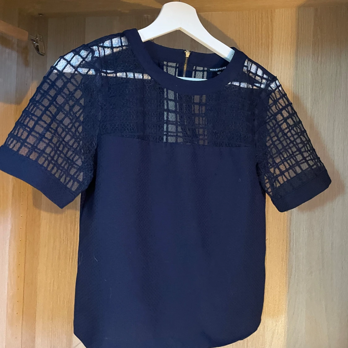 Marinblå blus med rutigt spetsnät