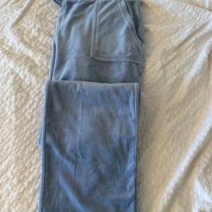Blå mjukisbyxor Juicy Couture L - Blå mjukisbyxor från Juicy Couture i storlek L. 