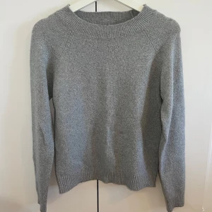 Stickad tröja från Veromoda  - Säljer en grå stickad tröja från Veromoda i modell VMDOFFY i storlek xs. Använd, har noppror men i relativt bra skick. Säljer i ljusblå och beige i andra annonser! Köparen betalar frakten!