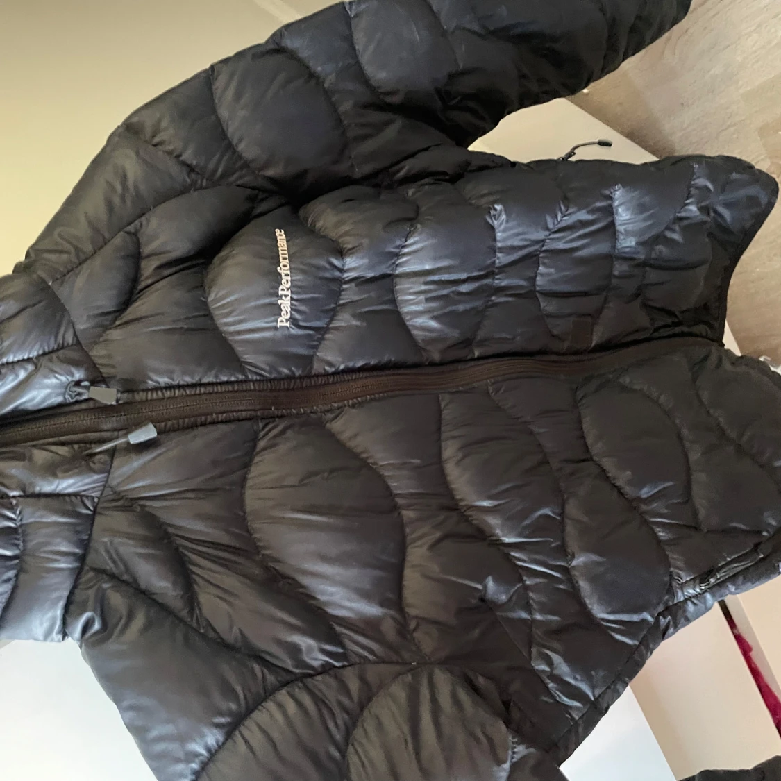 Svart dunjacka Peak Performance