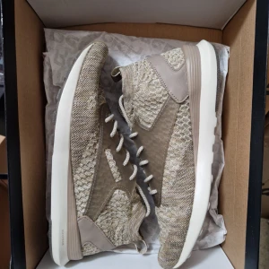 Oanvända Reebok skor - Lätta och bekväma Reebok skor i stickad överdel. Perfekta sommarskor till vardagen. Innermått 28.5 cm. Ord.pris 1300 kr. Skickas spårbart och försäkrat mot porto