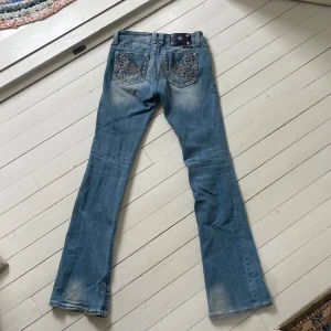 Miss Me Jeans - Så ikoniska miss me jeans! De är bootcut men inte super vida. En fläck under knät som säkert går bort i tvätten. Storlek 27. Ok att köpa direkt! 🩵(ni kan även handla hos oss på karlaplans loppis den 2 och 9 augusti!)