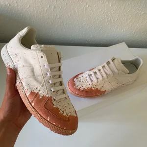 Maison margiela paint splatter (Helt nya) - Maison margiela paint splatter (Helt nya) | Skick: 10/10 | Storlek: 40 fits 41 | Allt og medföljer! | Skriv vid minsta lilla fundering! / CW Closet
