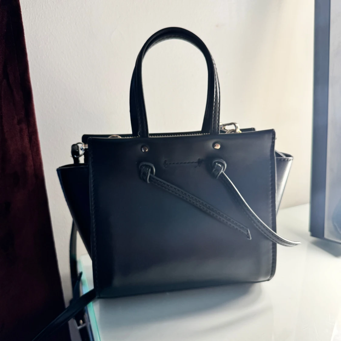 Svart handväska i skinn med axelrem från Zara