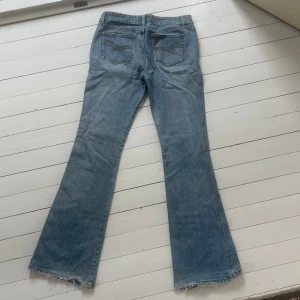 Bootcut Jeans - Så snygga lågmidjade bootcut jeans från 2000-talet! Storlek S. Ok att köpa direkt! 🩵(ni kan även handla hos oss på karlaplans loppis den 2 och 9 augusti!)