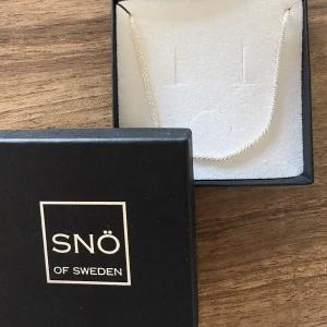 Silverhalsband från SNÖ of Sweden - Stilrent och tunt halsband i silver från SNÖ of Sweden. Skickas i originalförpackning 🤍