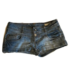Shorts  - Ikoniska lågmidjade shorts! 🤭 (lite stretch i så passar nog större storlekar också)