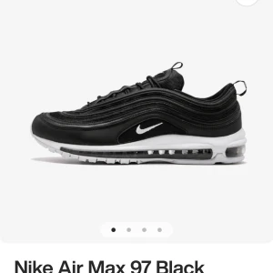 Nike Air Max 97 svart vitt  - Använda fåtal gånger men är i helt okej skick, skriv till mig för enga bilder! Köpta för 2000kr storlek 40,5 men passar dig som har 38,5-40,5