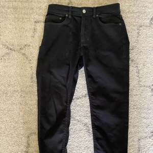 Svarta jeans från Acne Studios Blå Konst - Svarta jeans från Acne Studios Blå Konst, modell Melk Standard. Klassisk femficksdesign med raka ben och normal passform. Tillverkade i en mix av ekologisk bomull, polyester och elastan för en skön känsla och bra stretch.