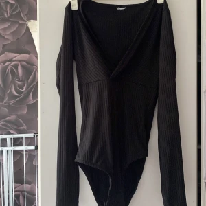 Svart omlott bodysuit med v-ringning - Skriv för mer bilder 