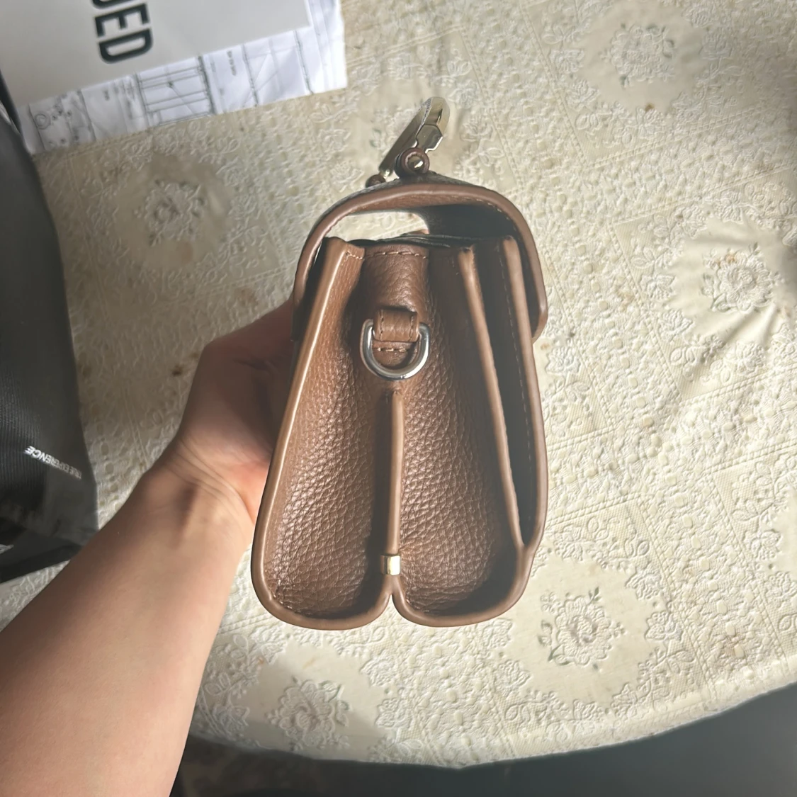 Brun handväska i skinn med metallhandtag - 2