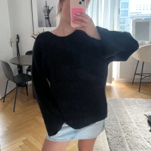 stickad tröja med öppen rygg.  - Skit snygg tröja från gina. Öppen rygg, använd ett antal gånger men är som ny. 💗 pris är diskuterabart