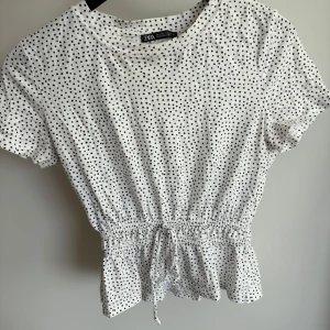 Prickig topp - Superfin prickig topp från Zara med resår i midjan, superfint skick!💕