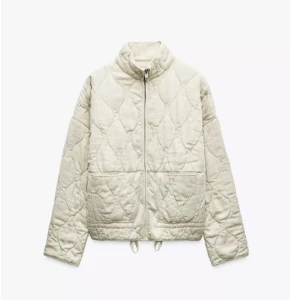 Quiltad beige Zara jacka  - Snygg quiltad jacka ifrån Zara som är slutsåld! Säljer pga ingen användning! 